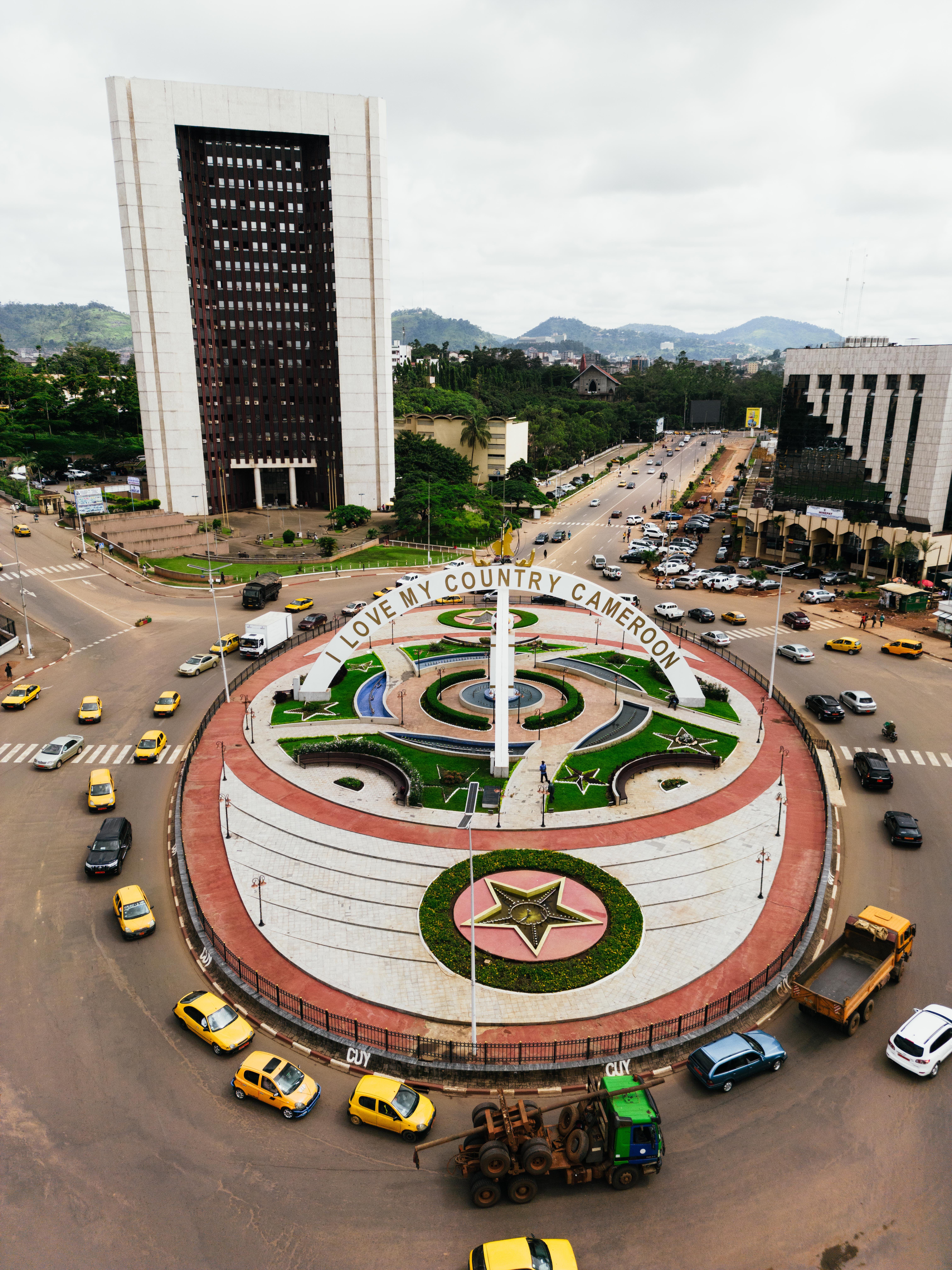 Roundabout Etiquette: Navigating Traffic Circles with Confidence